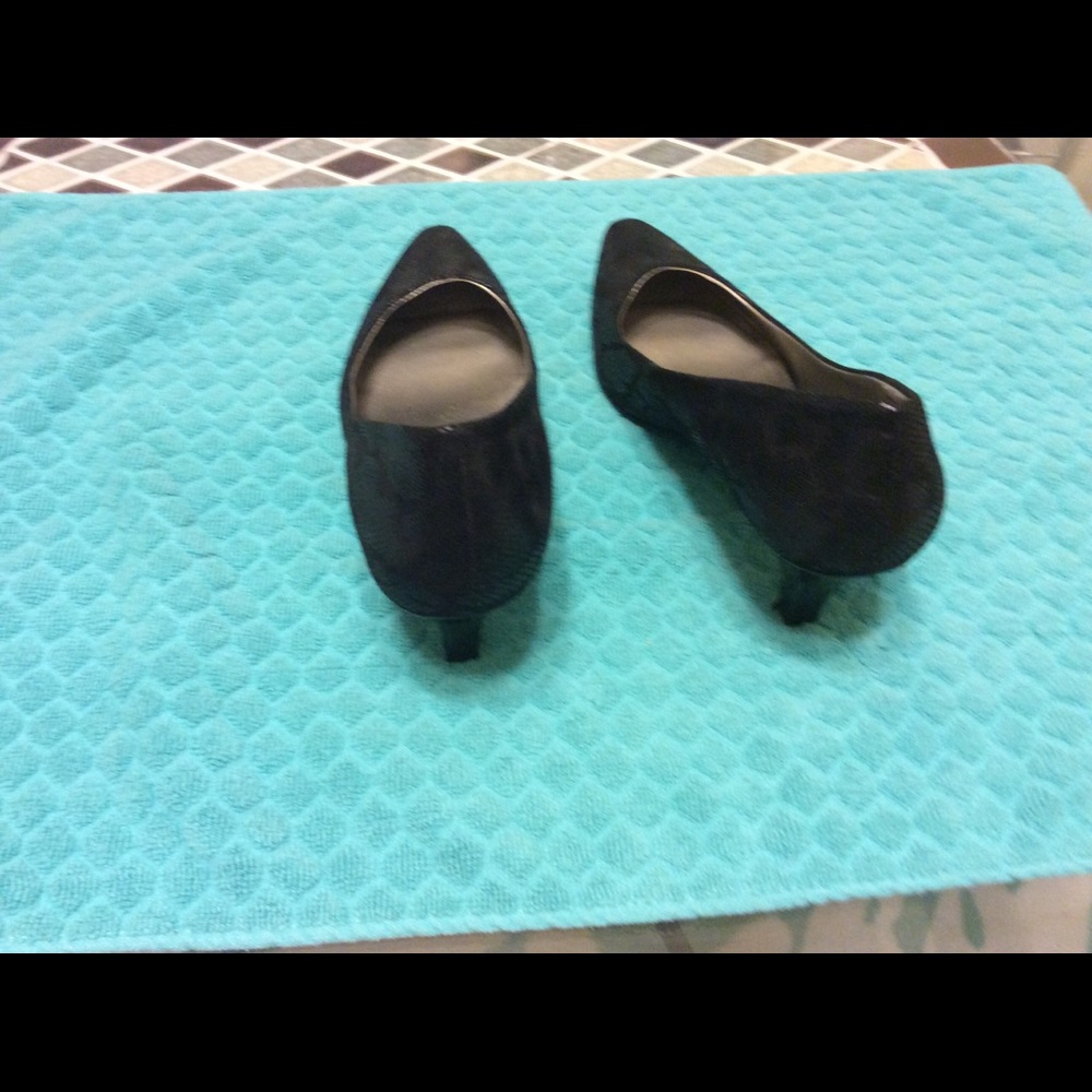 Classic black snake pumps, size 10.5